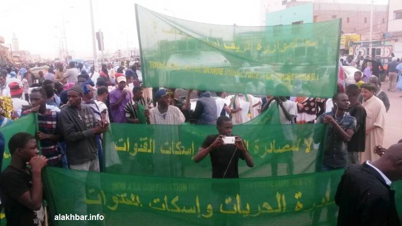 كما حضرت ألوان العلم القديم في شعارات مسيرة المعارضة مساء اليوم (الأخبار)