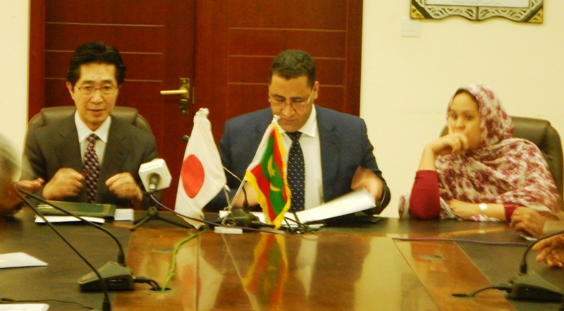 ولد اجاي خلال توقيعه اتفاقية مع سفير اليابان حول منحة بقيمة 1.5 مليار أوقية