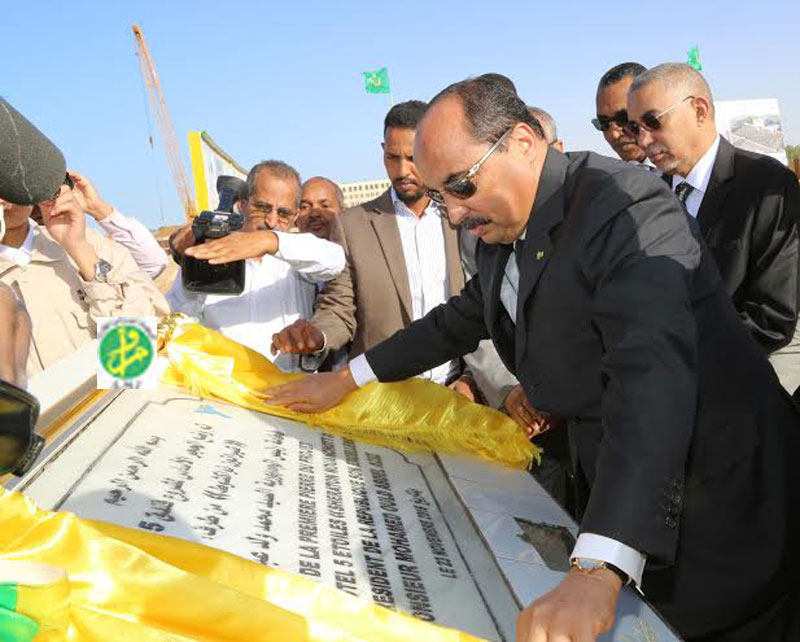 الرئيس الموريتاني محمد ولد عبد العزيز خلال وضع حجر أساس الفندق يوم 23 نوفمبر 2015، على أن تكتمل أشغاله سبتمبر 2017 الماضي (وما)