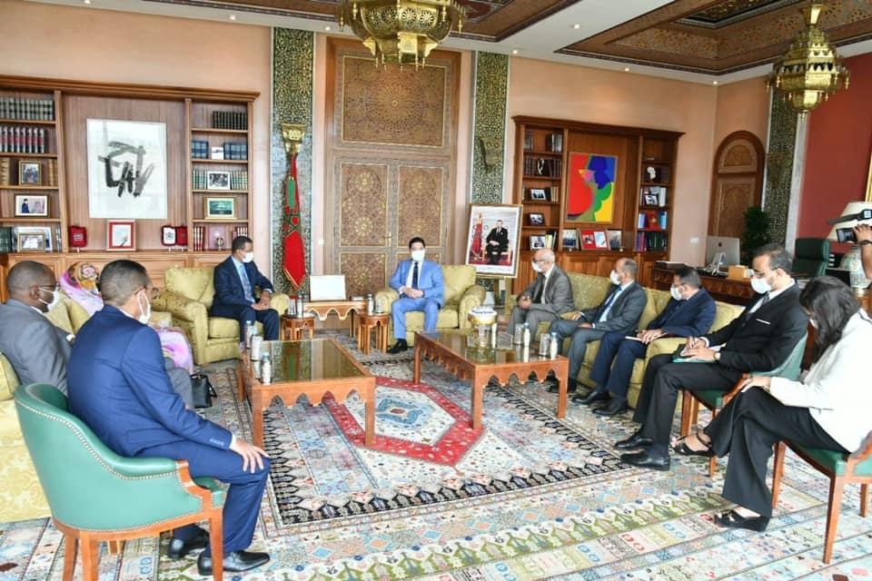 الوفد البرلماني الموريتاني خلال لقائه مع وزير الخارجية المغربي ناصر بوريطة