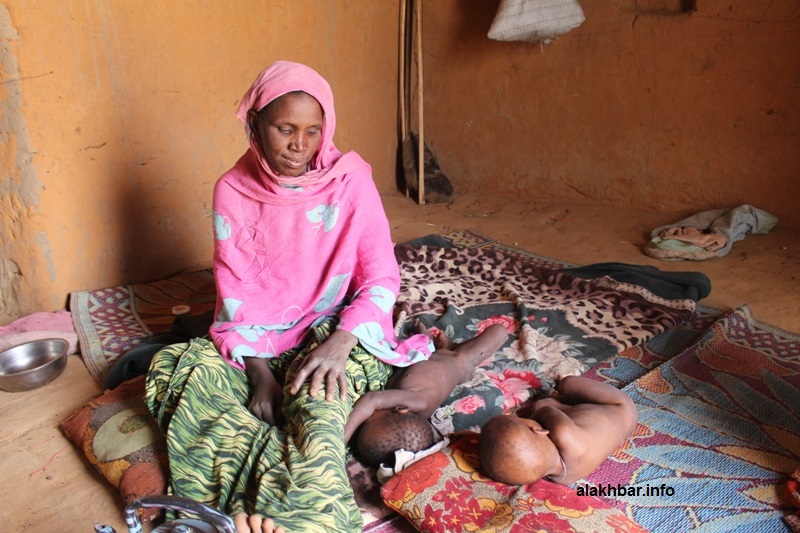 تؤكد هذه السيدة من قرية الفاظلة التابعة لجكني أن الخطر الأول على أطفالها هو الجوع (الأخبار)