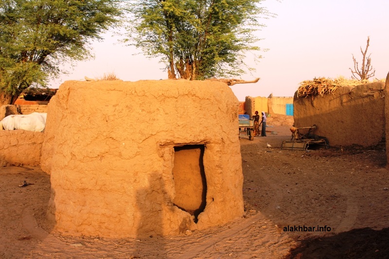 أحد منازل القرية التي يقطنها الطفل موسى واكي غير بعيد من الحدود الموريتانية المالية (الأخبار)