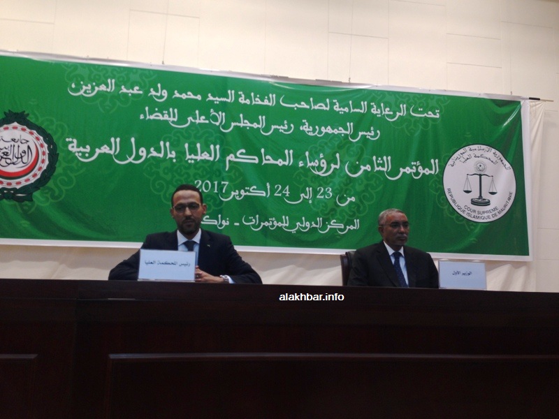 الوزير الأول يحي ولد حدمين، ورئيس المحكمة العليا الحسين ولد الناجي على منصة افتتاح المؤتمر اليوم (الأخبار)