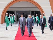 الرئيس محمد ولد الغزواني في مطار نواكشوط خلال مغادرته إلى مدينة أبيدجان بكوت ديفوار