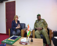 وزير الداخلية النيجري الجنرال محمد تومبا والسفيرة الأمريكية بالنيجر كاثلين فيتزغيبون 