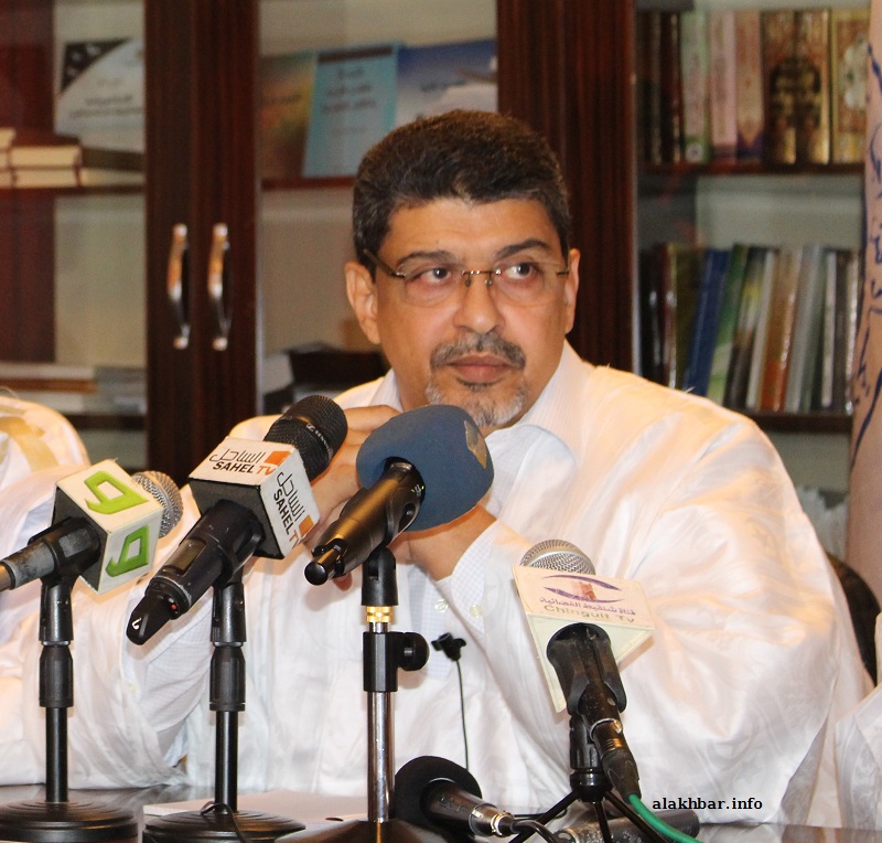 منسق حملة الحزب الحاكم سيد محمد ولد محم خلال مؤتمر صحفي اليوم (الأخبار) 