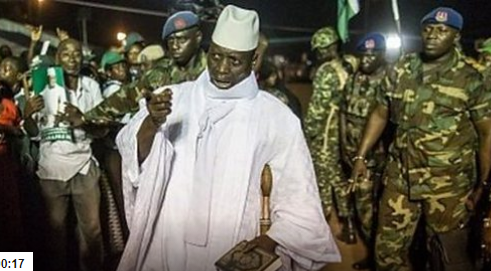 الرئيس الغامبي السابق يحيى جامي رفقة بعض العسكريين.