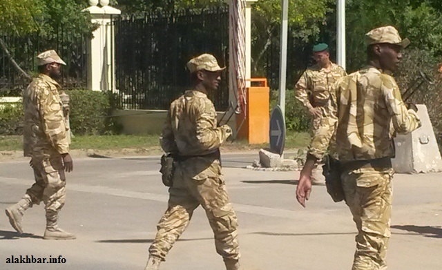 جنود تابعون للأركان الخاصة أمام القصر الرئاسي بالعاصمة نواكشوط ـ (الأخبار)