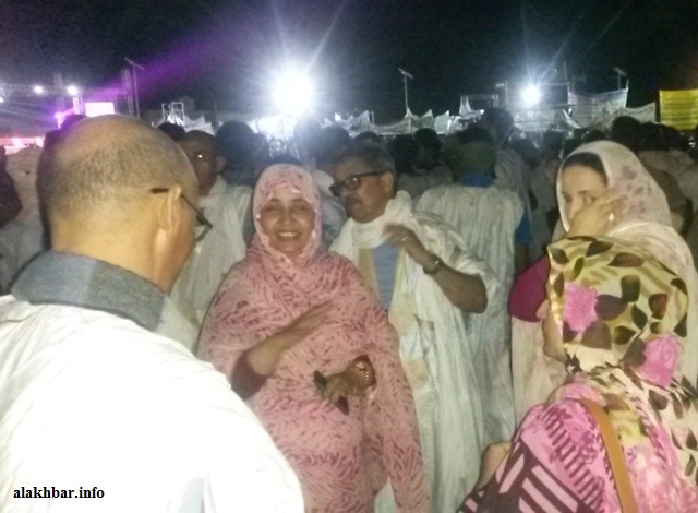 يظهر في الصورة كل من والي نواكشوط الغربية ورئيسة المجموعة الحضرية ـ (الأخبار)