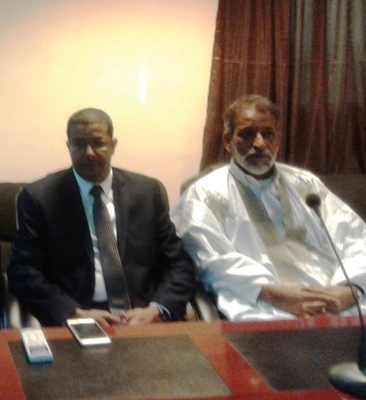 من اليسار رئيس جهة نواذيبو محمد المامي احمد بزيد إلى جانب عضو المجلس المحتار زيزه/ أرشيف الأخباار