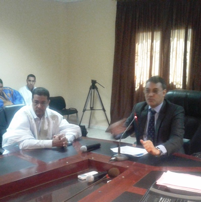 الوالي رفقة رئيس المجلس الجهوي أثناء انعقاد الإجتماع/ تصوير الأخبار