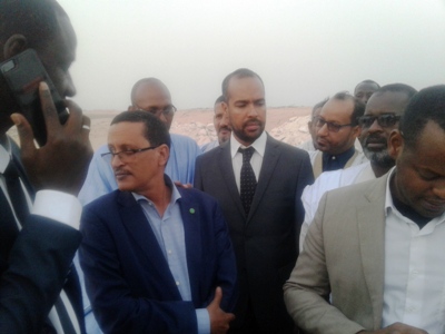 رئيس المنطقة الحرة رفقة أمينه العام والمدرسين مساء اليوم في القطع الأرضية بعيد انتهاء ترقمها / الأخبار