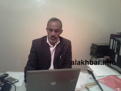 الناشط في المجال الثقافي ورئيس فرقة نواذيبو المسرحية سيد محمد اداع أثناء حديثه للأخبار 