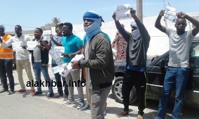 ردد النشطاء المحتجون شعارات متعددة في الوقفة الاحتجاجية أمام شركة المياه/ الأخبار