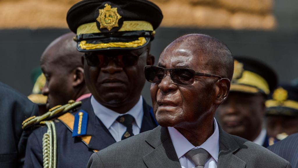 روبيرت موغابي رئيس زيمبابوي الموجود تحت الإقامة الجبرية بالعاصمة هراري.