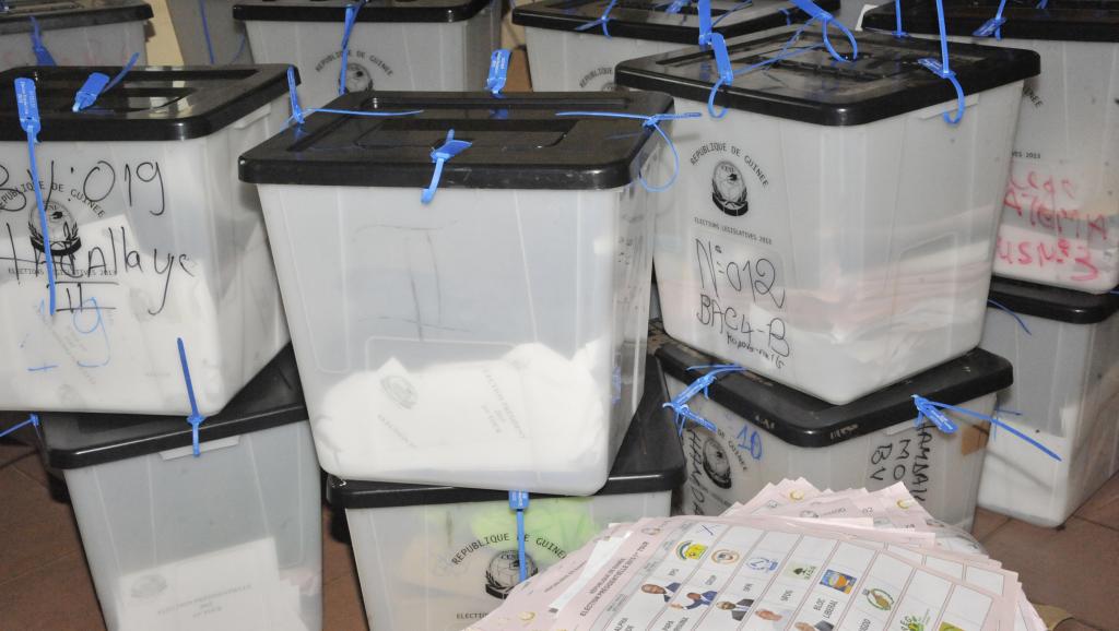 صناديق اقتراع بأحد مراكز التصويت بغينيا كوناكري خلال الانتخابات الرئاسية 2015.