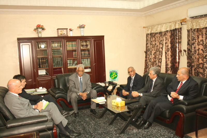 المسؤول الإيطالي خلال لقائه مع وزير العدل الموريتاني اليوم الخميس (وما)