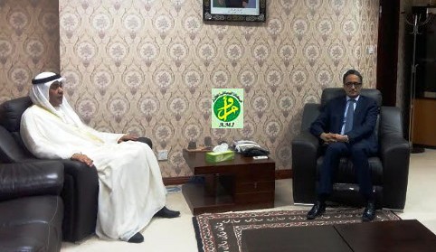 وزير الخارجية الموريتاني إسلك ولد أحمد إزيد بيه خلال لقائه مع السفير الإماراتي في نواكشوط (وما)