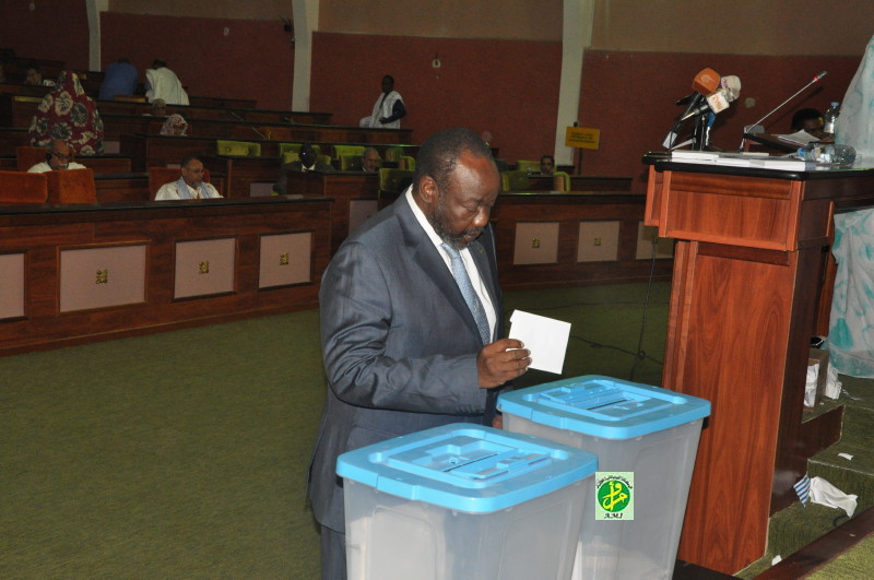 رئيس الجمعية الوطني محمد ولد ابيليل خلال تصويته على التعديلات (الوكالة الموريتانية للأنباء)