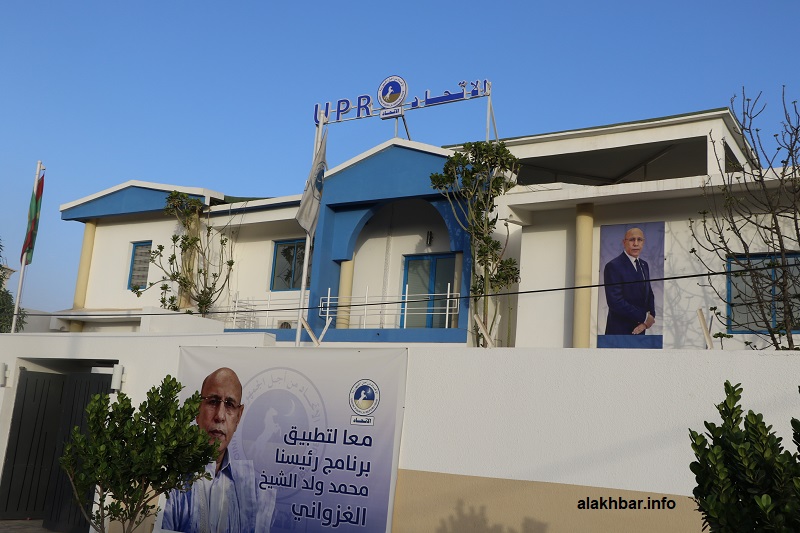 كانت واجهة المقر الجديد تحمل عدة صور مكبرة للرئيس السابق إلى جانب الرئيس الحالي (الأخبار)