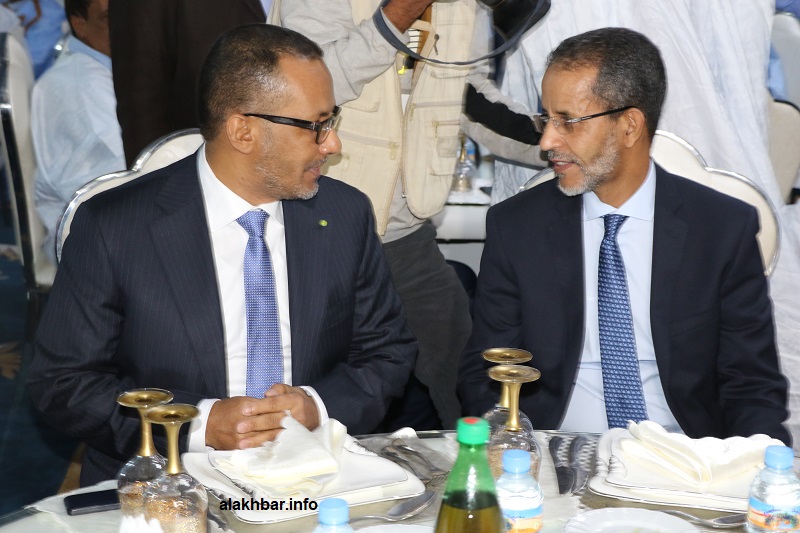 الوزير الأول إسماعيل ولد بده ولد الشيخ سيديا، ورئيس اتحاد أرباب العمل الموريتانيين زين العابدين ولد الشيخ أحمد (الأخبار)