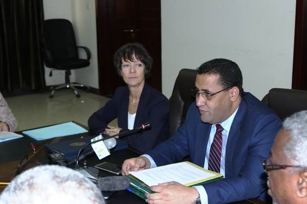 وزير الاقتصاد والمالية المختار ولد اجاي وسفيرة ألمانية الاتحادية في نواكشوط خلال توقيع الاتفاقيتين