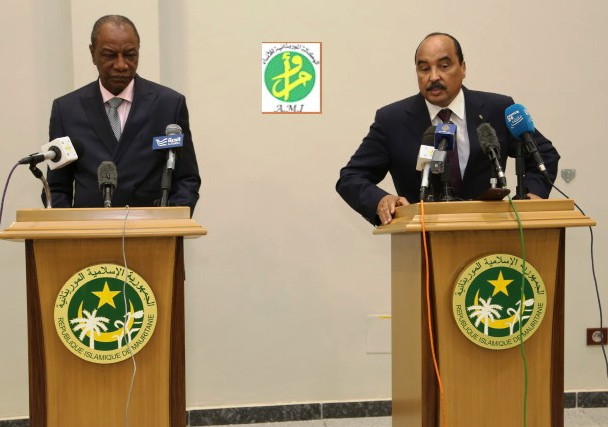 الرئيسان الموريتاني والغيني خلال مؤتمر صحفي لهما بمطار نواكشوط الدولي (وما)