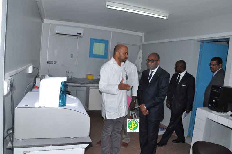 وزير الصحة البروفيسور كان بوبكر ومدير المركز البروفسير  أوتوما سوماري داخل أحد أجنحة المركز خلال زيارة سابقة للوزير (وما)