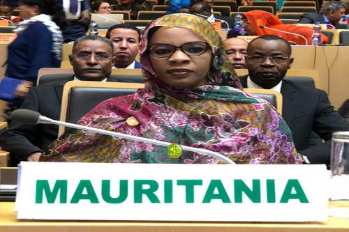خديجة امبارك فال: وزيرة التجارة والصناعة والسياحة الموريتانية.