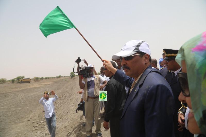 الرئيس الموريتاني محمد ولد عبد العزيز خلال إشرافه على انطلاق الحملة الزراعية يوليو الماضي (وما)