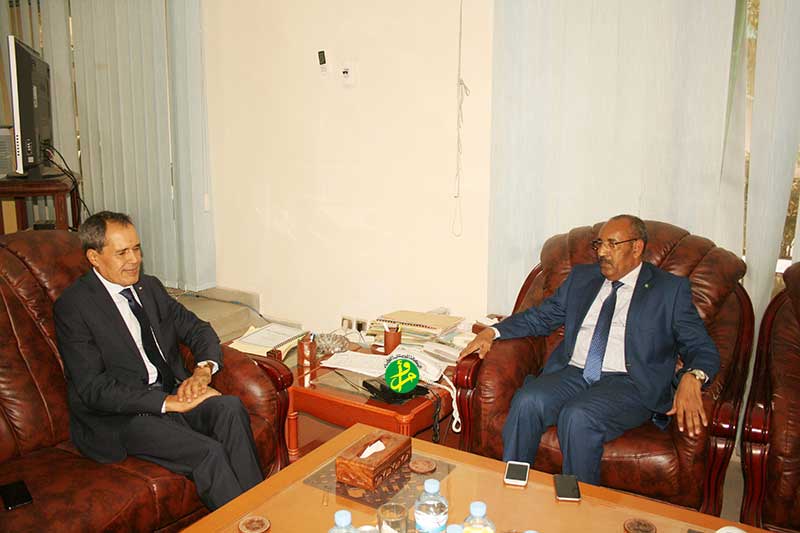 وزير الداخلية أحمد ولد عبد الله خلال لقائه اليوم مع السفير المغربي حميد شبار (وما)