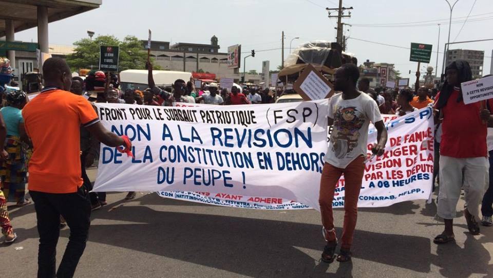 جانب من المسيرة التي نظمت في بنين احتجاجا على مشروع تعديل الدستور.