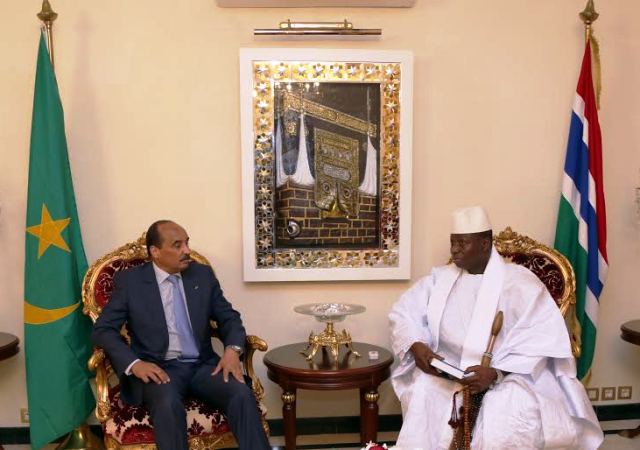 الرئيس الموريتاني محمد ولد عبد العزيز مع الرئيس الغامبي المنتهية ولايته يحي جامى في القصر الرئاسي ببانجول