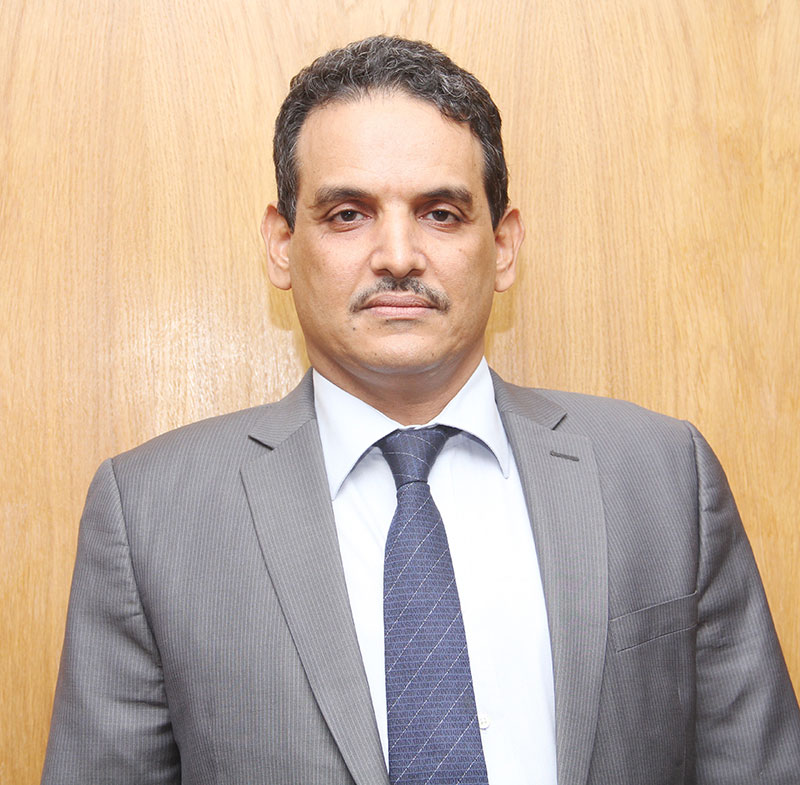 عبد العزيز الداهي محافظ البنك المركزي الموريتاني.