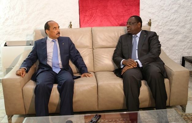 الرئيس الموريتاني محمد ولد عبد العزيز مع الرئيس السنغالي ماكي صال في مطار داكار الدولي