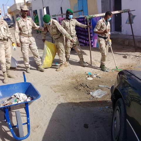 أفراد من الجيش خلال مشاركتهم في حملة النظافة في العاصمة نواكشوط