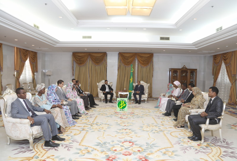 أعضاء المجلس الأعلى للشباب خلال لقائهم مع الرئيس يوم 19 - 06 - 2017 حيث سلموه لائحة أعضاء الجمعية العمومية (وما)