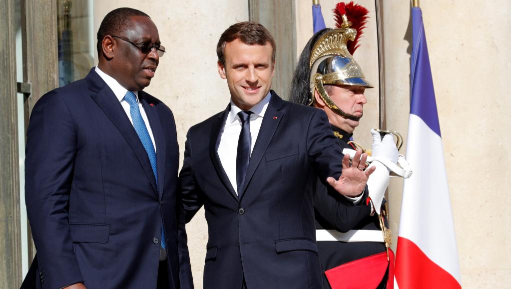 الرئيسان الفرنسي إيمانويل ماكرون والسنغالي ماكي صال خلال لقائهما بالإليزي.