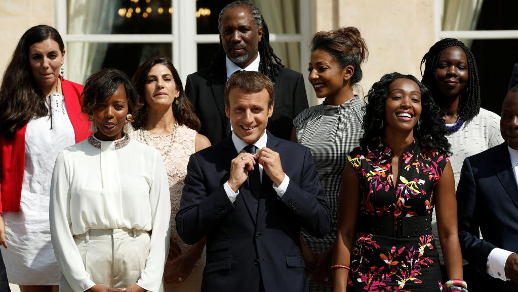 الرئيس الفرنسي إيمانويل ماكرون رفقة أعضاء المجلس الرئاسي الخاص بإفريقيا.