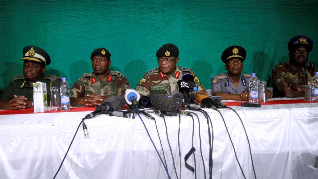 الجنرال كونستانيتو شوينغا قائد القوات المسلحة الزيمبابوية وبعض القادة العسكريين.