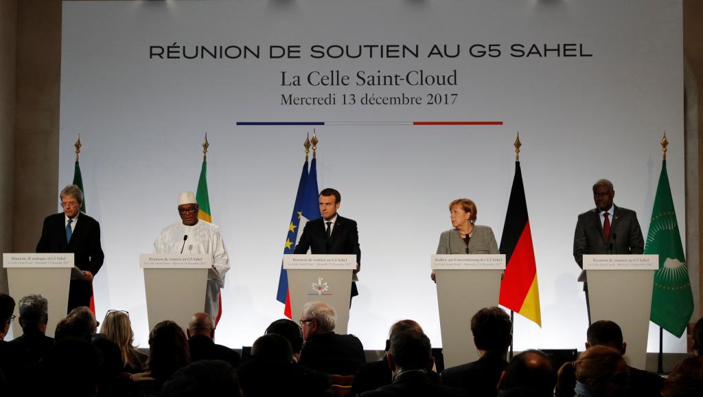 الرئيس الفرنسي إيمانويل ماكرون وبعض المشاركين بقمة باريس خلال مؤتمر صحفي في ختام القمة.