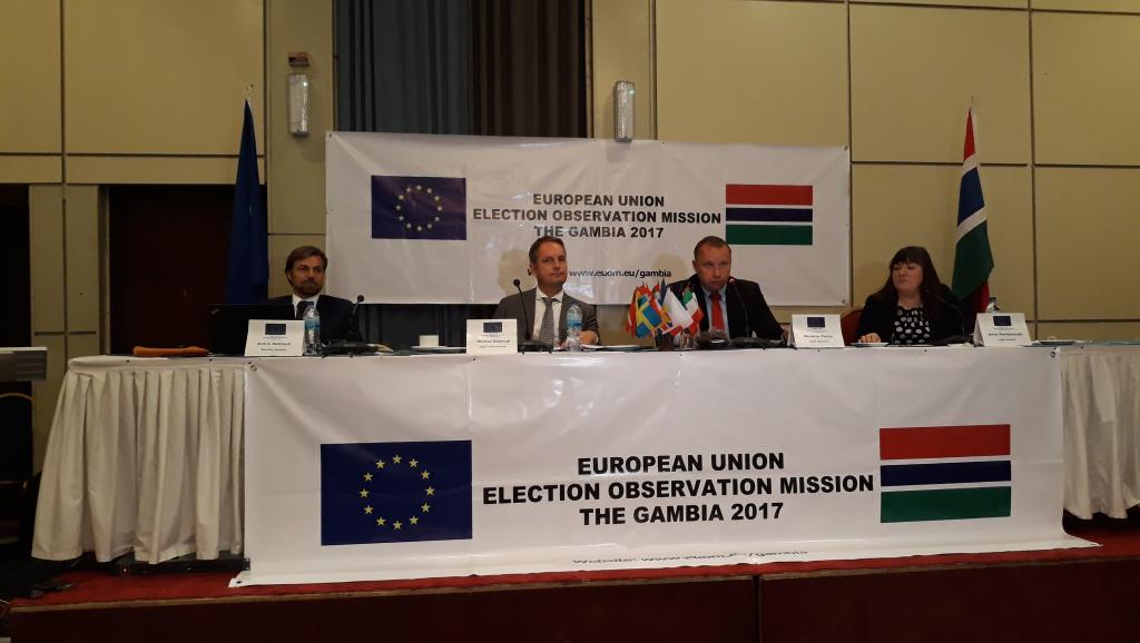 بعضة الاتحاد الأوروبي لمراقبة الانتخابات التشريعية الغامبية خلال مؤتمر صحفي ببانجول.