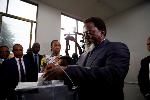الرئيس الكونغولي منتهي الولاية جوزيف كابيلا لدى الإدلاء بصوته بكينشاسا.