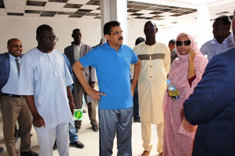 وزيرة الإسكان الوفد الحكومي خلال تجولها في سوق نواكشوط الجديد (وما)