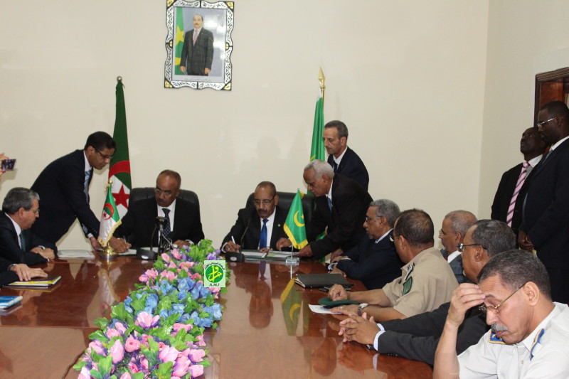 الوزيران خلال توقيع الاتفاقية الأربعاء في مباني وزارة الداخلية بنواكشوط (وما)