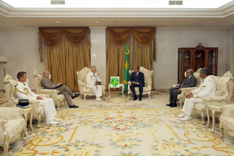 الرئيس الموريتاني محمد ولد عبد العزيز خلال مباحثاته مع قائد قوات باراخان الفرنسية لمحاربة الإرهاب بالساحل افرانسوا اكزافيير.