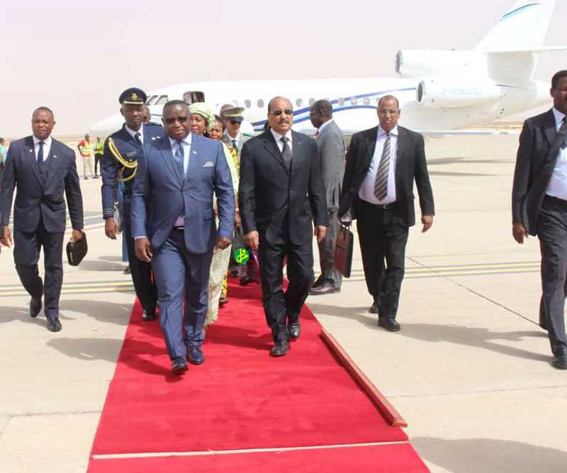 الرئيس الموريتاني محمد ولد عبد العزيز في استقبال الرئيس السيراليوني جيوليوس مادا بيو ظهر اليوم بمطار نواكشوط