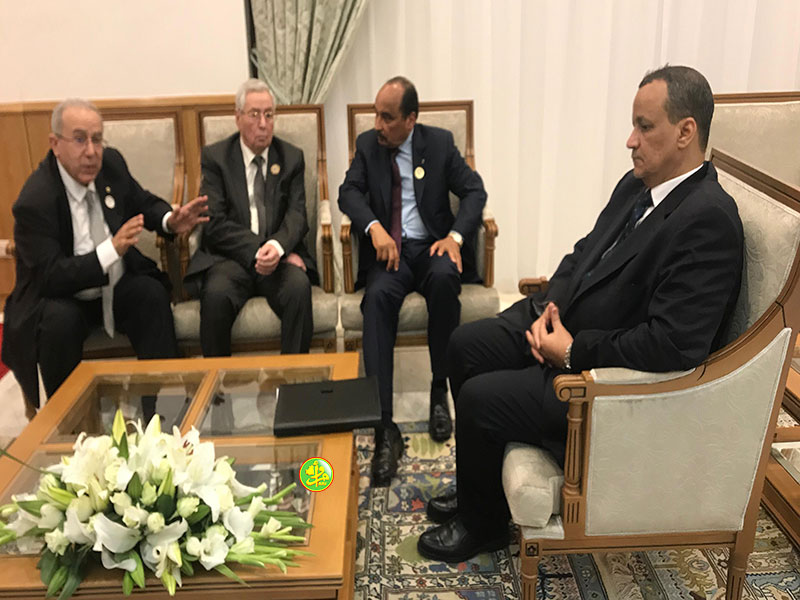 من اليمين: وزير الخارجية الموريتاني إسماعيل ولد الشيخ أحمد، والرئيس محمد ولد عبد العزيز، ورئيس الأمة الجزائري عبد القادر بن صالح، ونائب الوزير الأول وزير الخارجية الجزائري رمضان لعمامرة (وما)