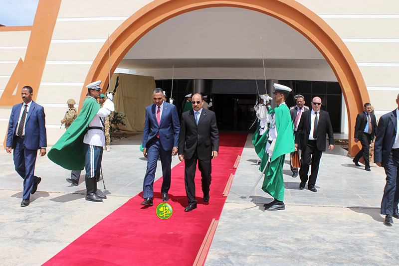 ولد عبد العزيز بمطار نواكشوط في طريقه إلى تونس (وما)