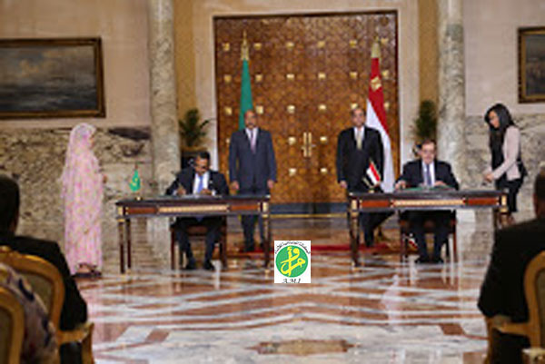 الرئيسان الموريتاني والمصري خلال إشرافهما على توقيع اتفاقيات التعاون 03 - 04 - 2016 في القاهرة (وما)